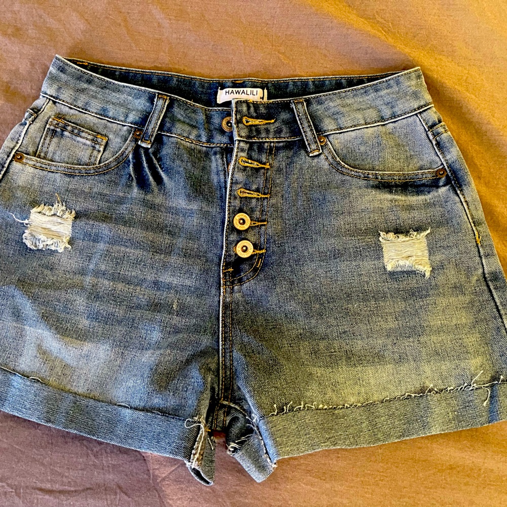 Hawalili button up cute distressed jean shorts.